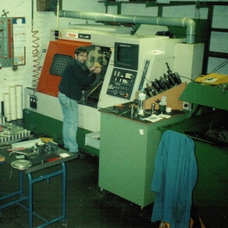 1990: De eerste 3-assige CNC machine  