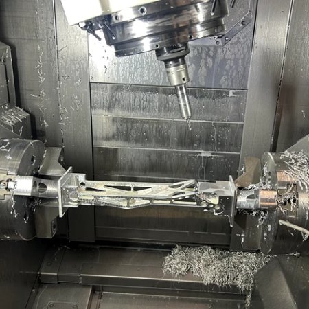 Aluminium frame in bewerking op een CNC-bewerkingscentrum